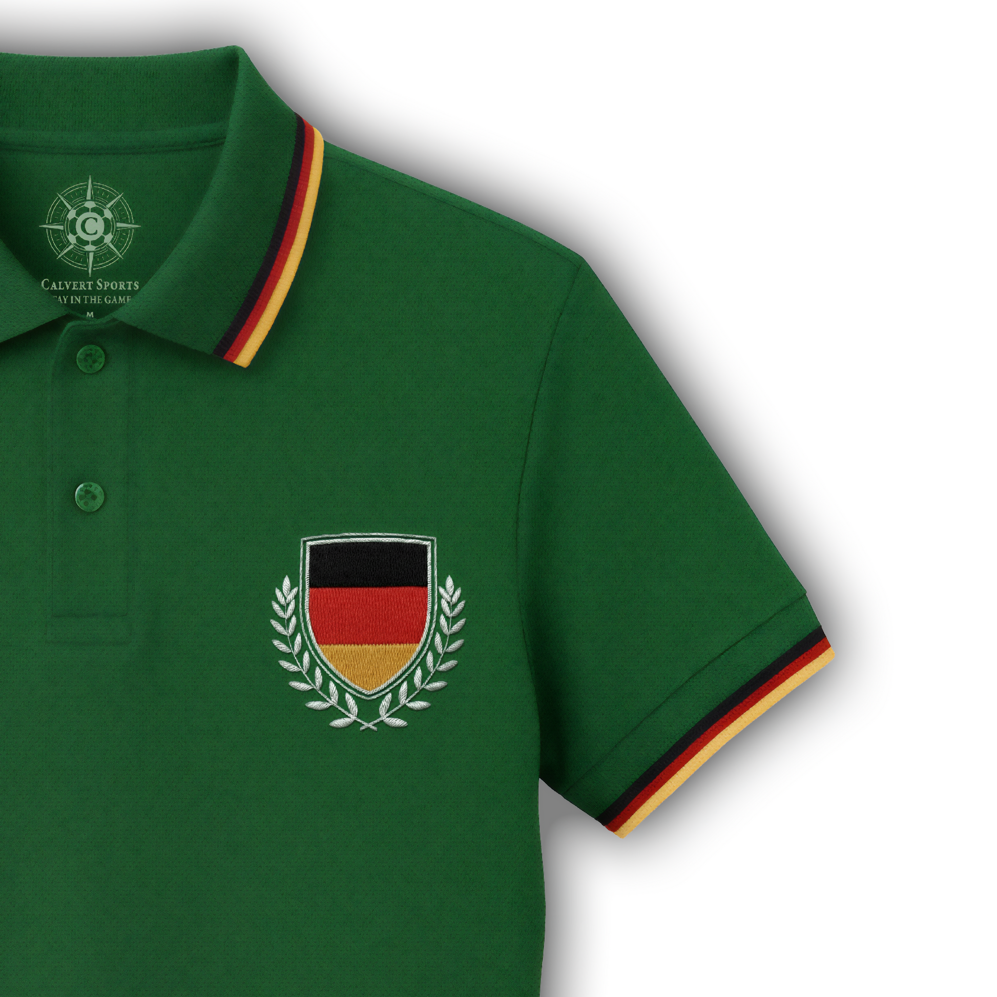 Rechte Vorderseite des grünen Fan-Polo Deutschland 2026 mit schwarz-rot-goldenen Streifen an Kragen und Bündchen sowie Deutschland-Wappen