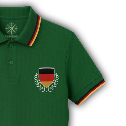 Rechte Vorderseite des grünen Fan-Polo Deutschland 2026 mit schwarz-rot-goldenen Streifen an Kragen und Bündchen sowie Deutschland-Wappen