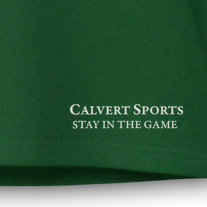 Gesticktes CALVERT SPORTS Schriftlogo mit Claim ‚Stay in the Game‘ in Weiß auf dem grünen Fan-Polo Deutschland 2026