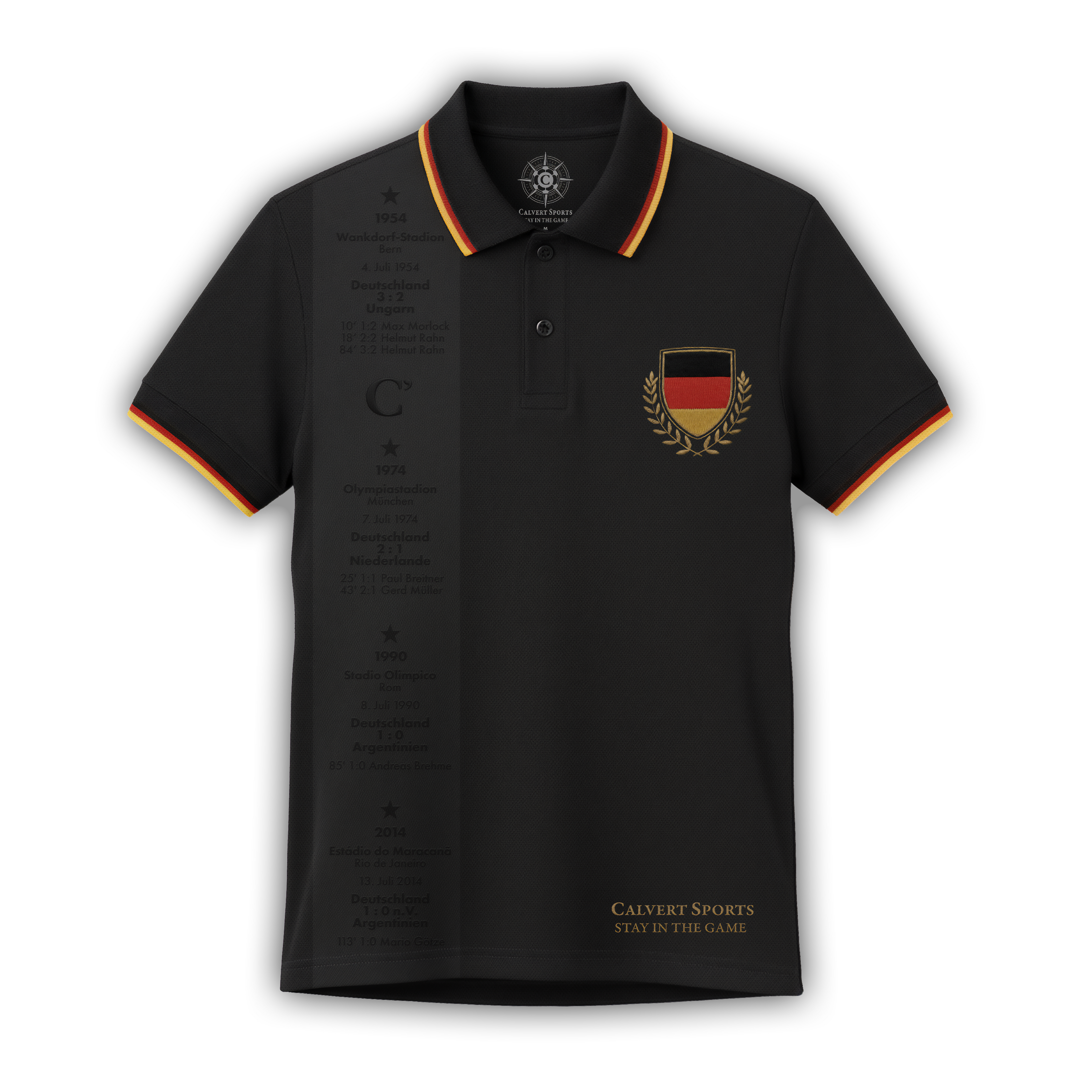 Vorderseite des schwarzen Fan-Polo Deutschland 2026 mit eingeprägten WM-Titeln, Finalspielen, Torschützen und Deutschland-Wappen