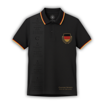 Vorderseite des schwarzen Fan-Polo Deutschland 2026 mit eingeprägten WM-Titeln, Finalspielen, Torschützen und Deutschland-Wappen