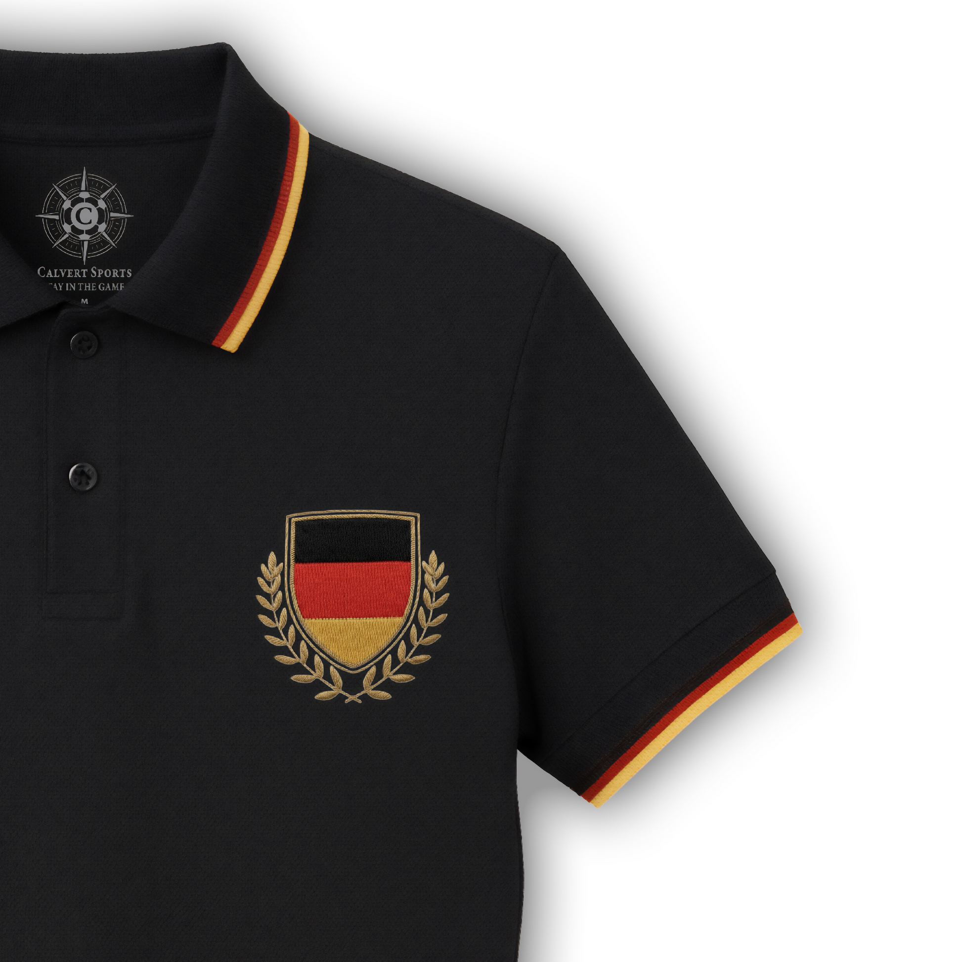 Rechte Vorderseite des schwarzen Fan-Polo Deutschland 2026 mit schwarz-rot-goldenen Streifen an Kragen und Bündchen sowie Deutschland-Wappen