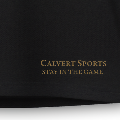 Gesticktes CALVERT SPORTS Schriftlogo mit Claim ‚Stay in the Game‘ in Gold auf dem schwarzen Fan-Polo Deutschland 2026
