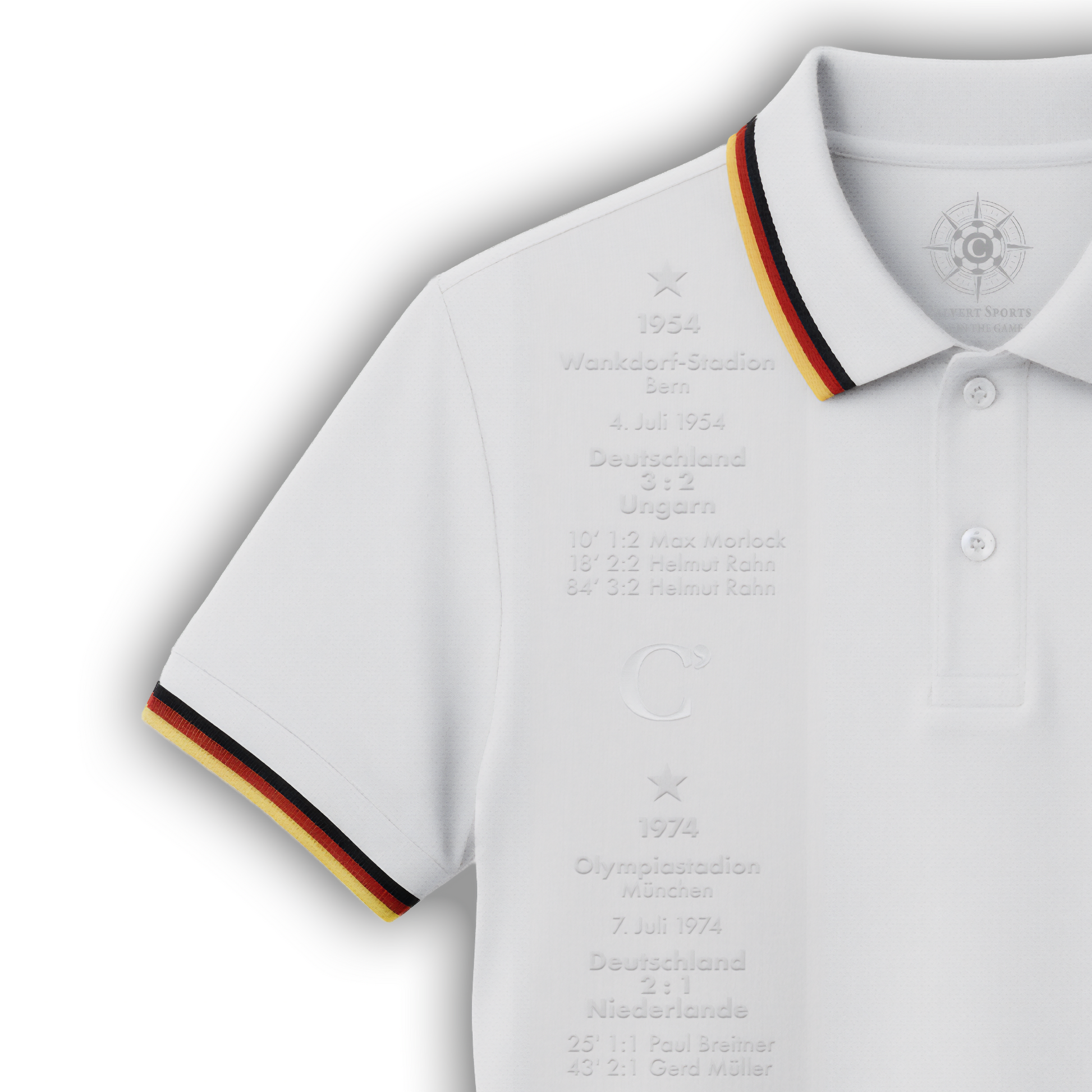 Linke Vorderseite des weißen Fan-Polo Deutschland 2026 mit eingeprägten WM-Titeln, Finalspielen, Torschützen und weißem CALVERT SPORTS Kurzlogo