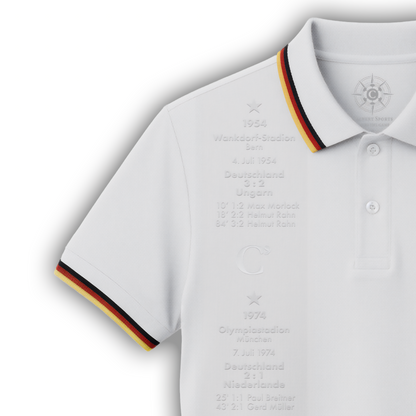 Linke Vorderseite des weißen Fan-Polo Deutschland 2026 mit eingeprägten WM-Titeln, Finalspielen, Torschützen und weißem CALVERT SPORTS Kurzlogo