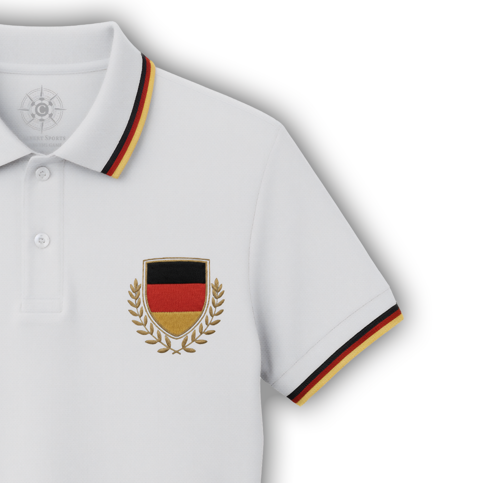 Rechte Vorderseite des weißen Fan-Polo Deutschland 2026 mit schwarz-rot-goldenen Streifen an Kragen und Bündchen sowie Deutschland-Wappen