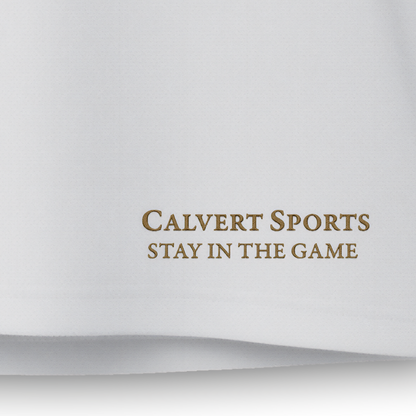 Gesticktes CALVERT SPORTS Schriftlogo mit Claim ‚Stay in the Game‘ in Gold auf dem weißen Fan-Polo Deutschland 2026