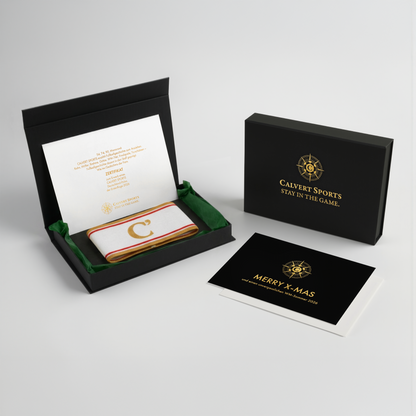 Geschenkbox des Fan-Polo Deutschland 2026 mit Kapitänsbinde in Grün, Erstauflagenzertifikat und Weihnachtskarte