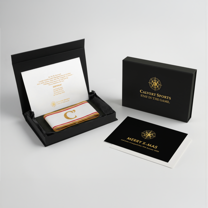 Geschenkbox des Fan-Polo Deutschland 2026 mit Kapitänsbinde in Schwarz, Erstauflagenzertifikat und Weihnachtskarte