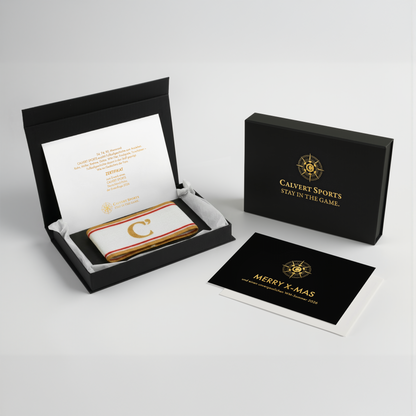 Geschenkbox des Fan-Polo Deutschland 2026 mit Kapitänsbinde in Weiß, Erstauflagenzertifikat und Weihnachtskarte