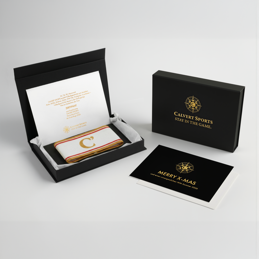Geschenkbox des Fan-Polo Deutschland 2026 mit Kapitänsbinde in Weiß, Erstauflagenzertifikat und Weihnachtskarte