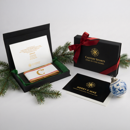 Geschenkbox Weihnachten des Fan-Polo Deutschland 2026 mit Kapitänsbinde in Grün, Erstauflagenzertifikat und Weihnachtskarte