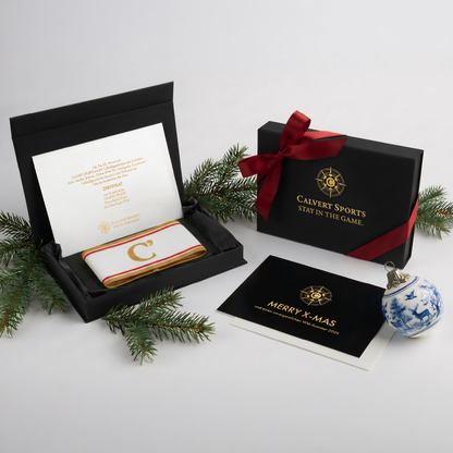 Geschenkbox Weihnachten des Fan-Polo Deutschland 2026 mit Kapitänsbinde in Schwarz, Erstauflagenzertifikat und Weihnachtskarte