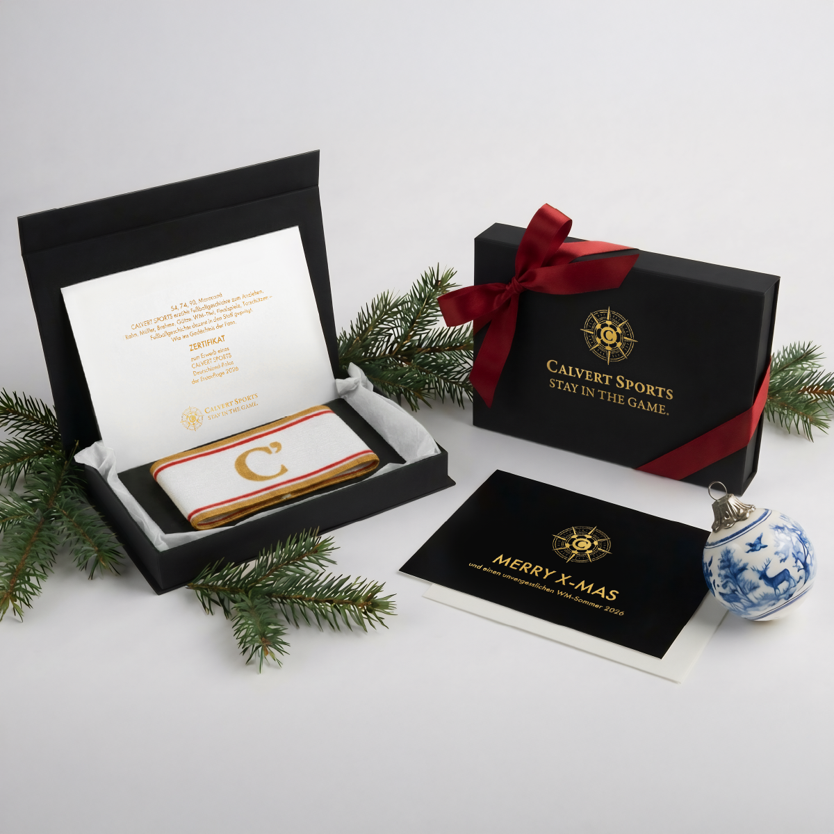 Geschenkbox Weihnachten des Fan-Polo Deutschland 2026 mit Kapitänsbinde in Weiss, Erstauflagenzertifikat und Weihnachtskarte